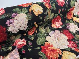 Gobelin - med smukke blomster på sort bund